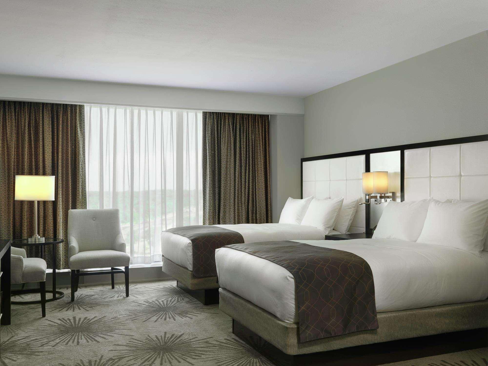 Doubletree By Hilton Hotel Cedar Rapids Convention Complex Екстериор снимка