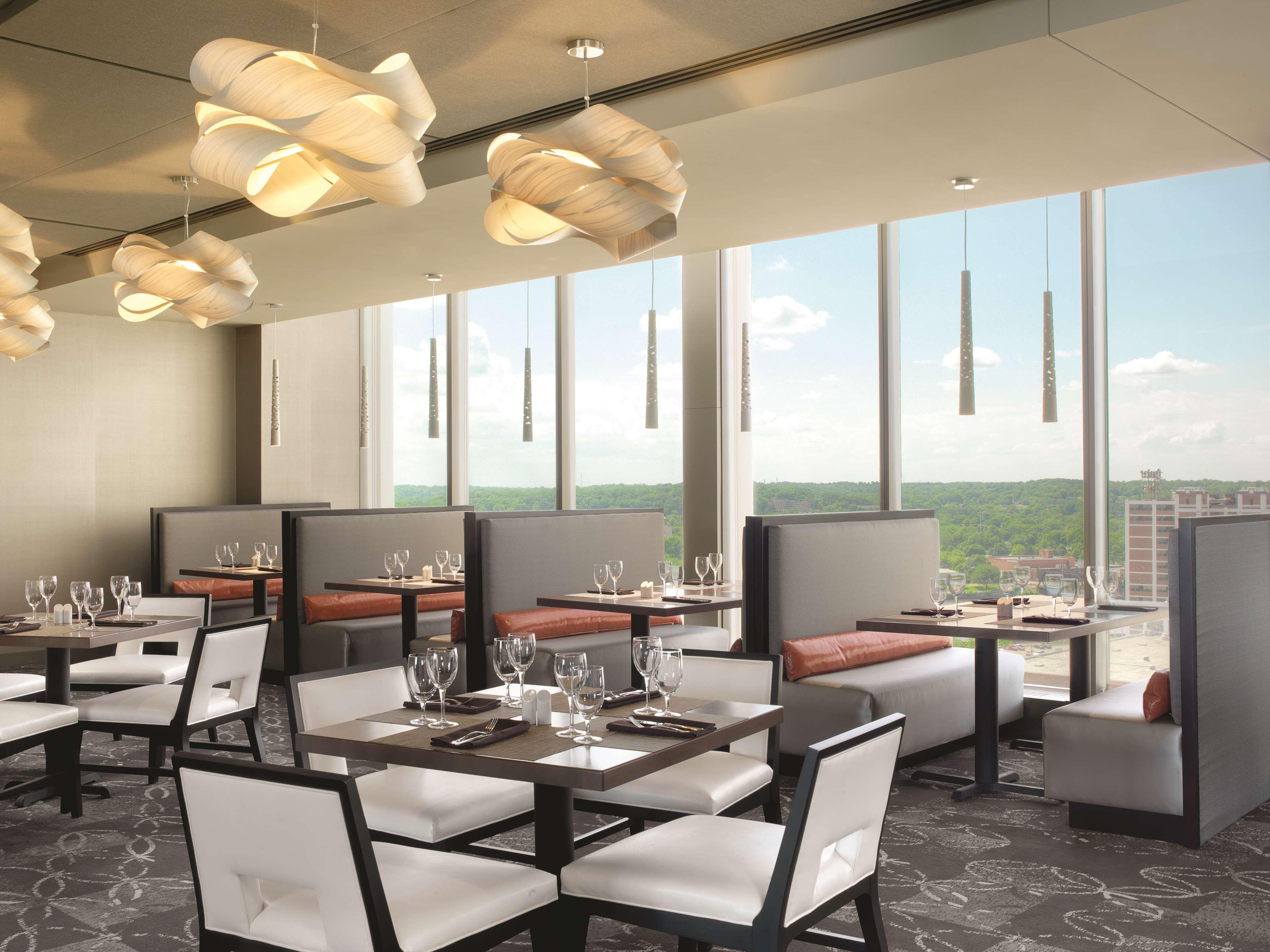 Doubletree By Hilton Hotel Cedar Rapids Convention Complex Екстериор снимка