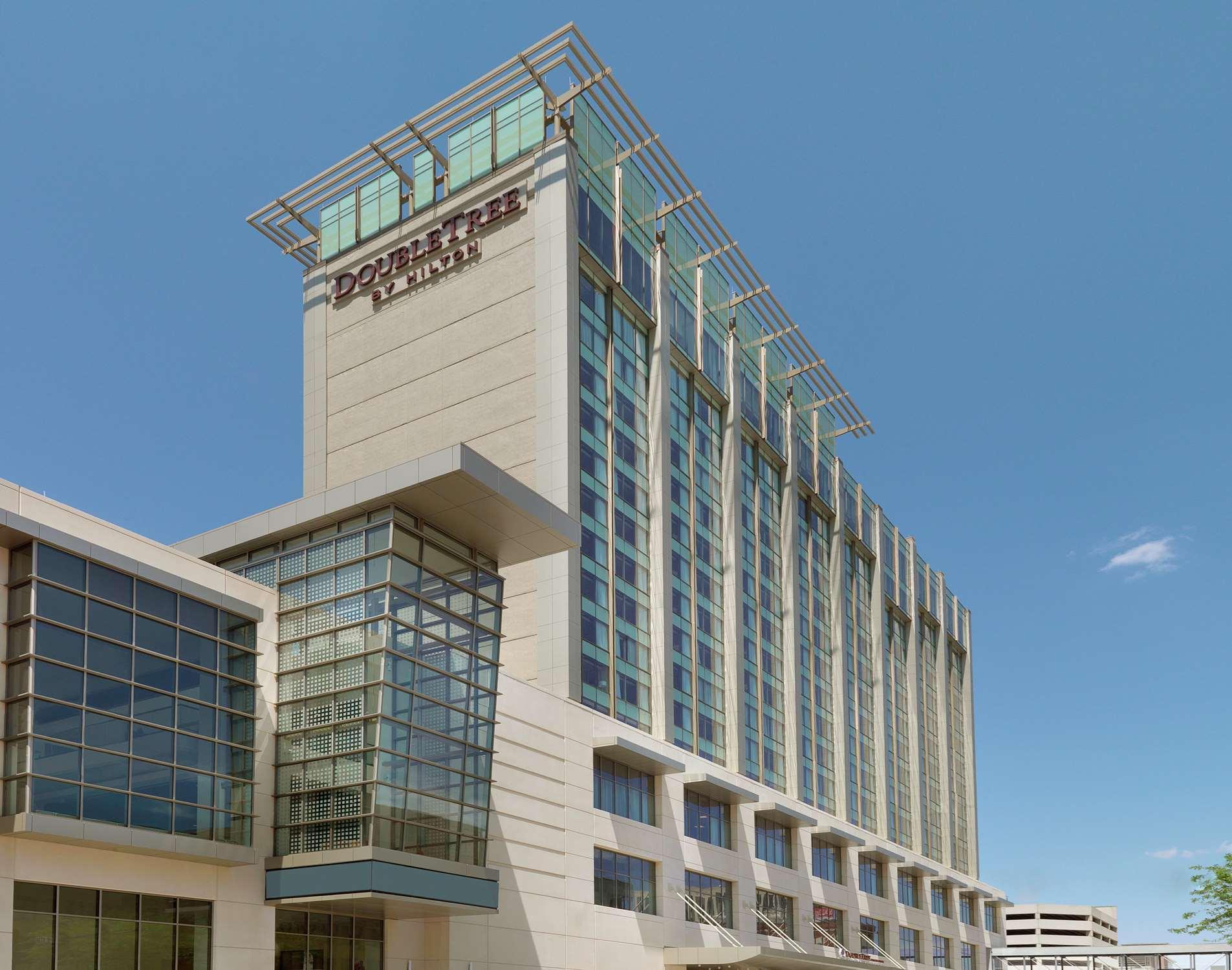 Doubletree By Hilton Hotel Cedar Rapids Convention Complex Екстериор снимка