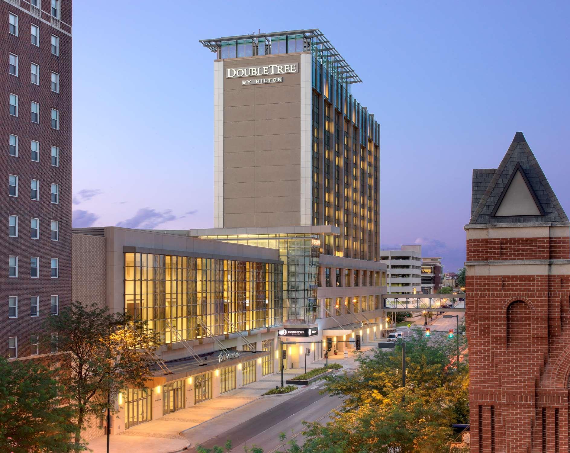 Doubletree By Hilton Hotel Cedar Rapids Convention Complex Екстериор снимка