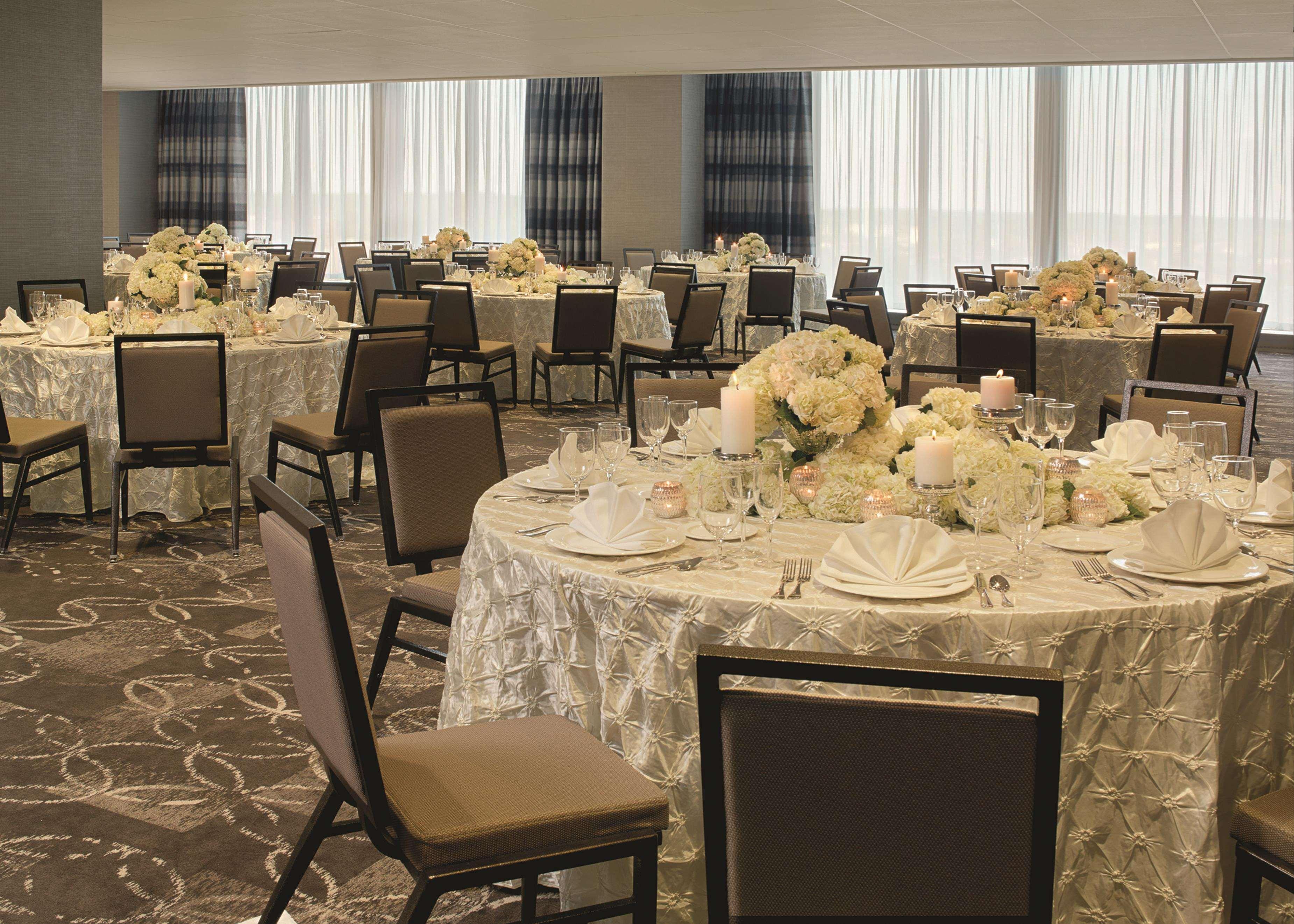 Doubletree By Hilton Hotel Cedar Rapids Convention Complex Екстериор снимка