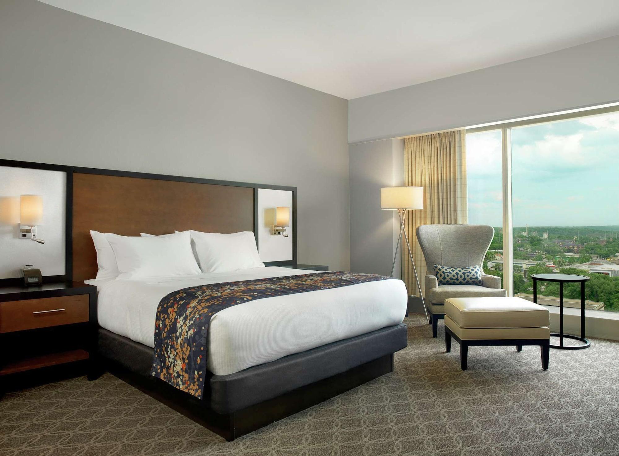 Doubletree By Hilton Hotel Cedar Rapids Convention Complex Екстериор снимка