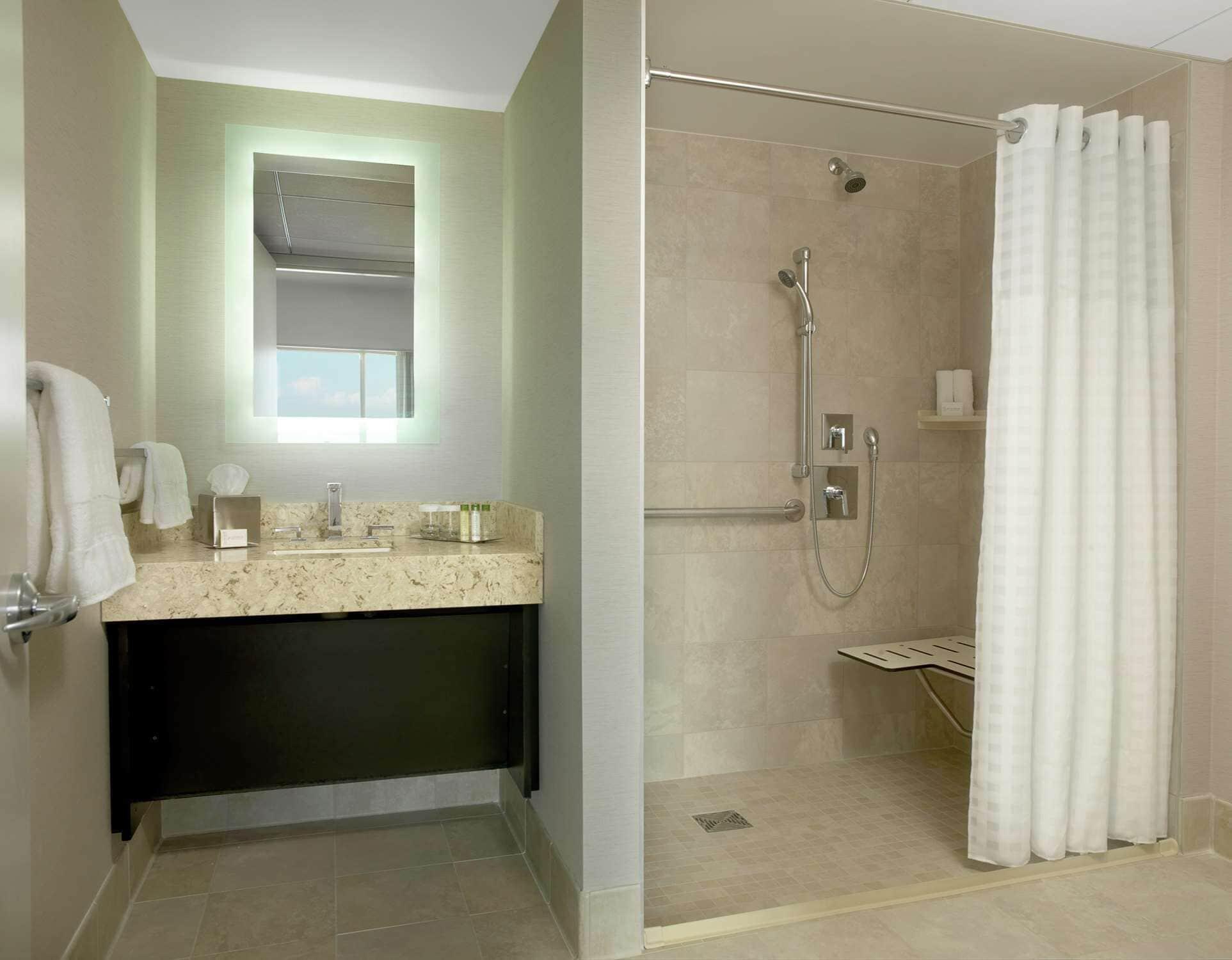 Doubletree By Hilton Hotel Cedar Rapids Convention Complex Екстериор снимка
