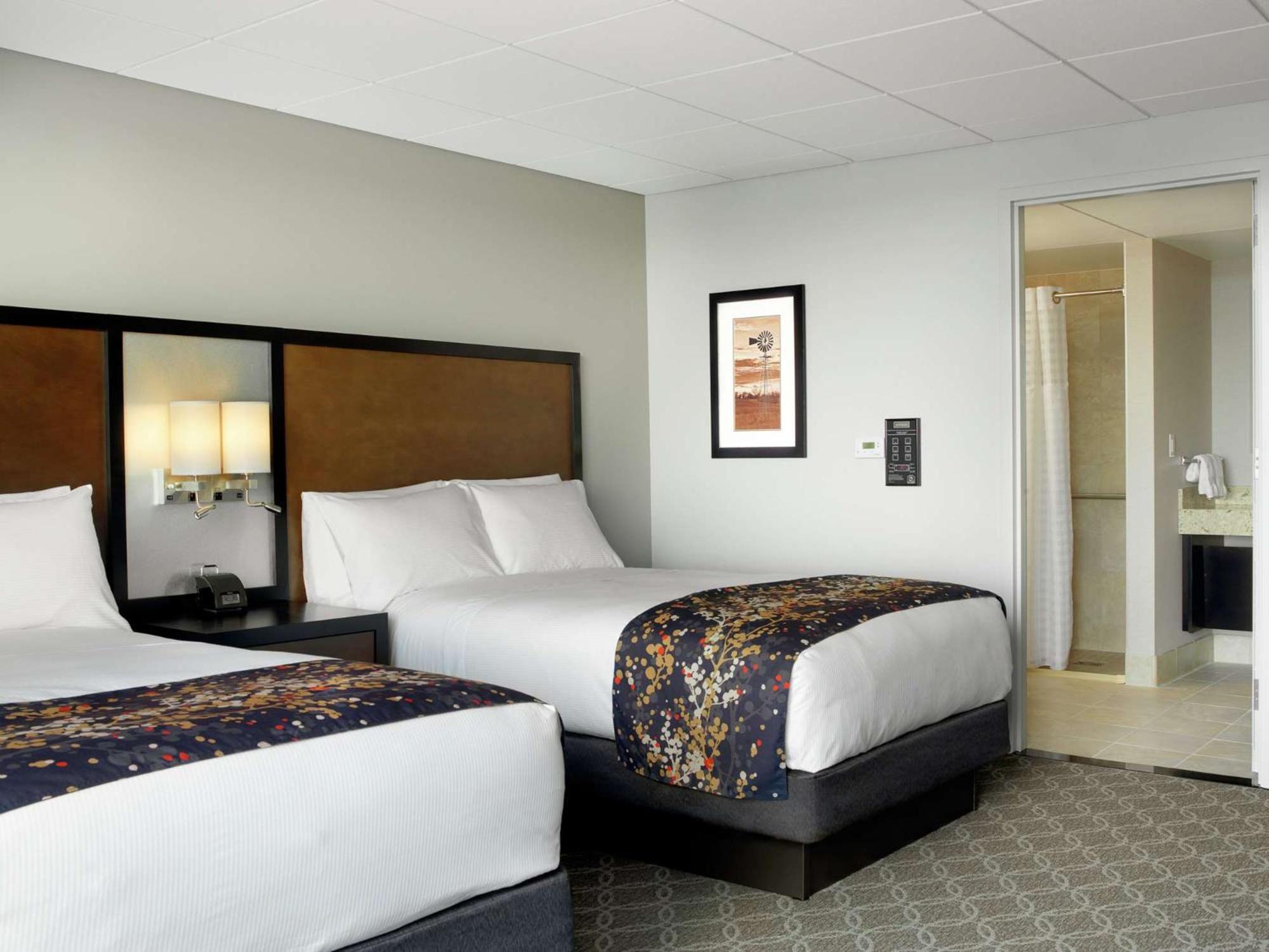Doubletree By Hilton Hotel Cedar Rapids Convention Complex Екстериор снимка