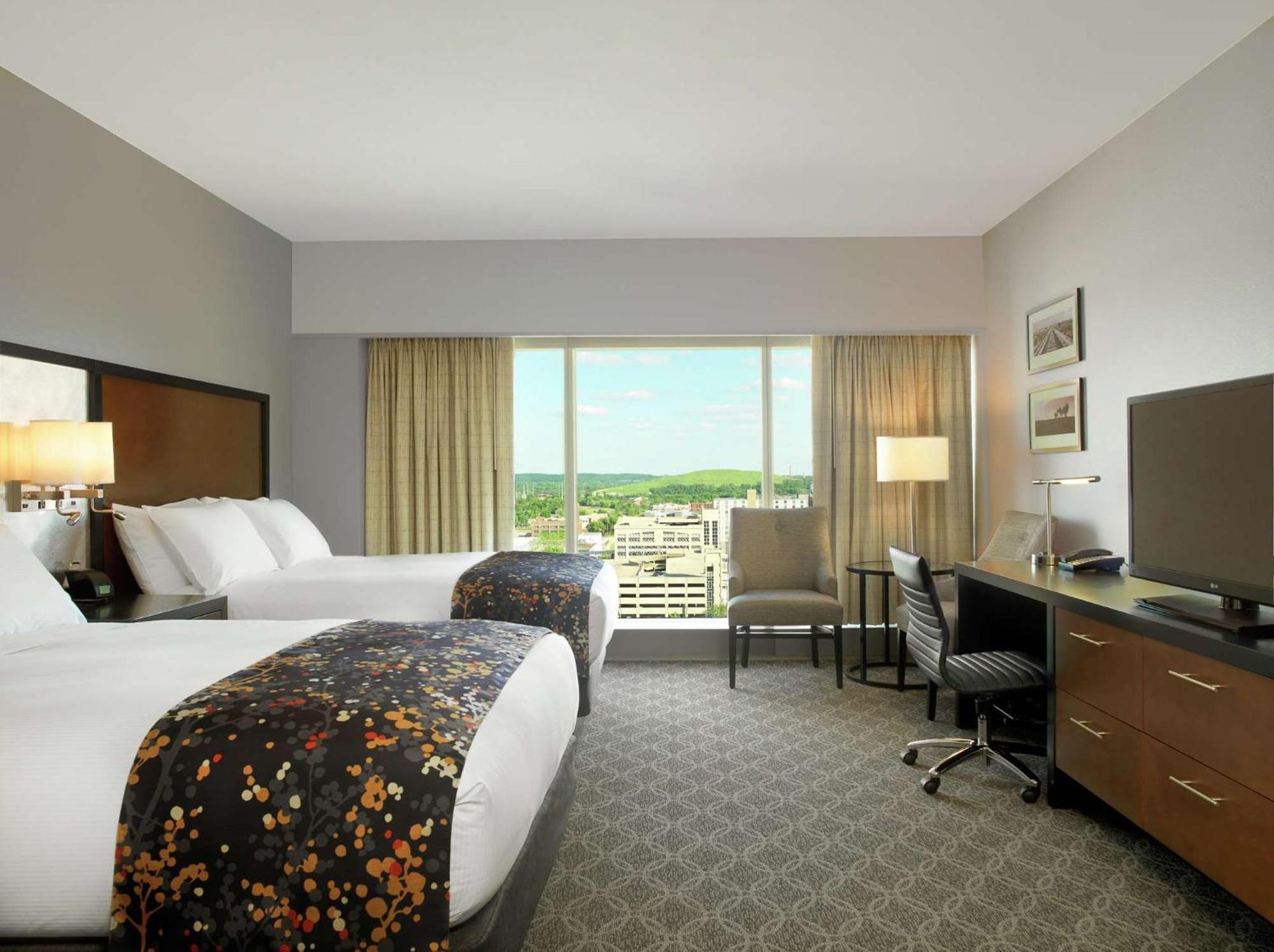 Doubletree By Hilton Hotel Cedar Rapids Convention Complex Екстериор снимка