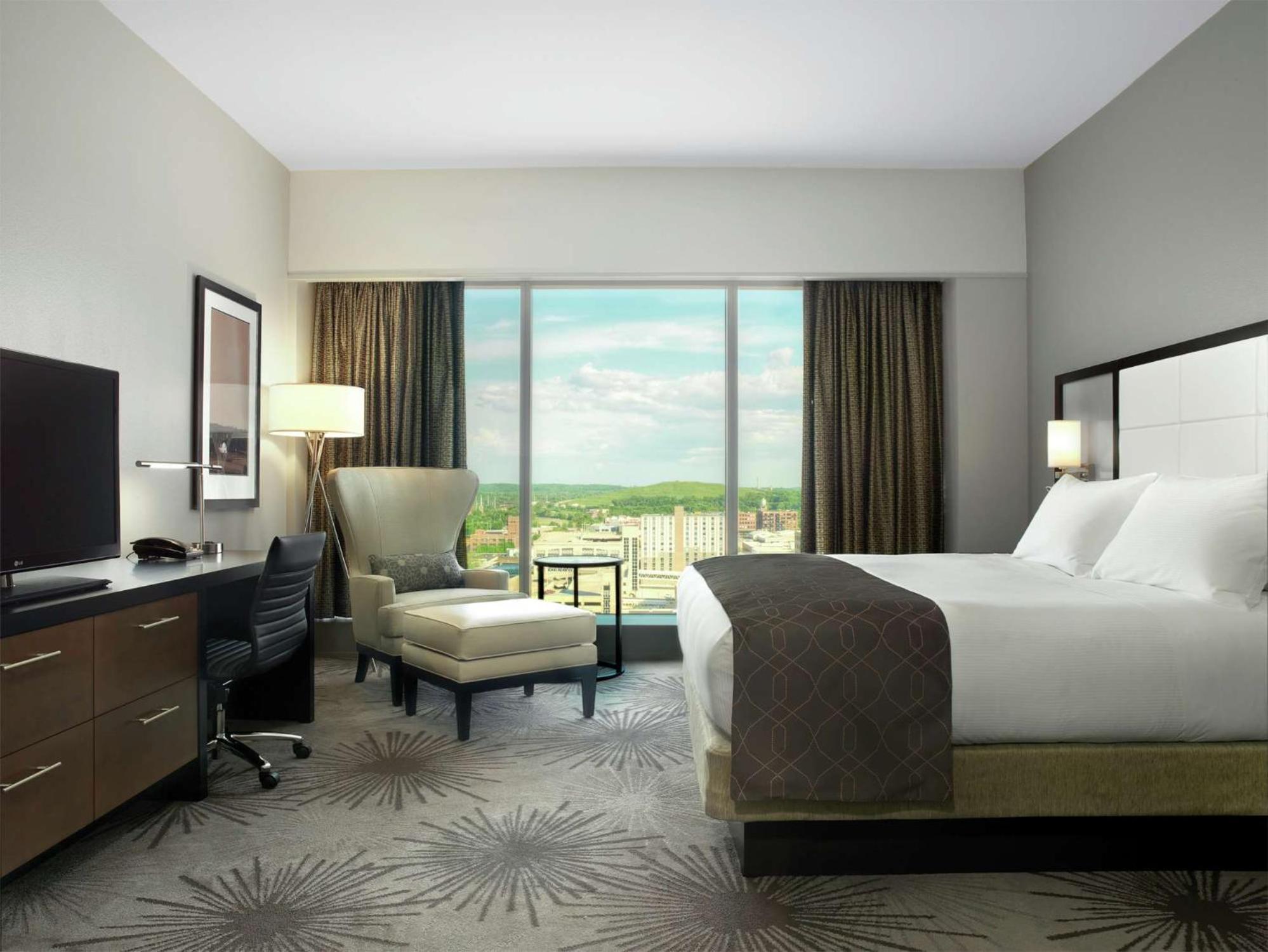 Doubletree By Hilton Hotel Cedar Rapids Convention Complex Екстериор снимка