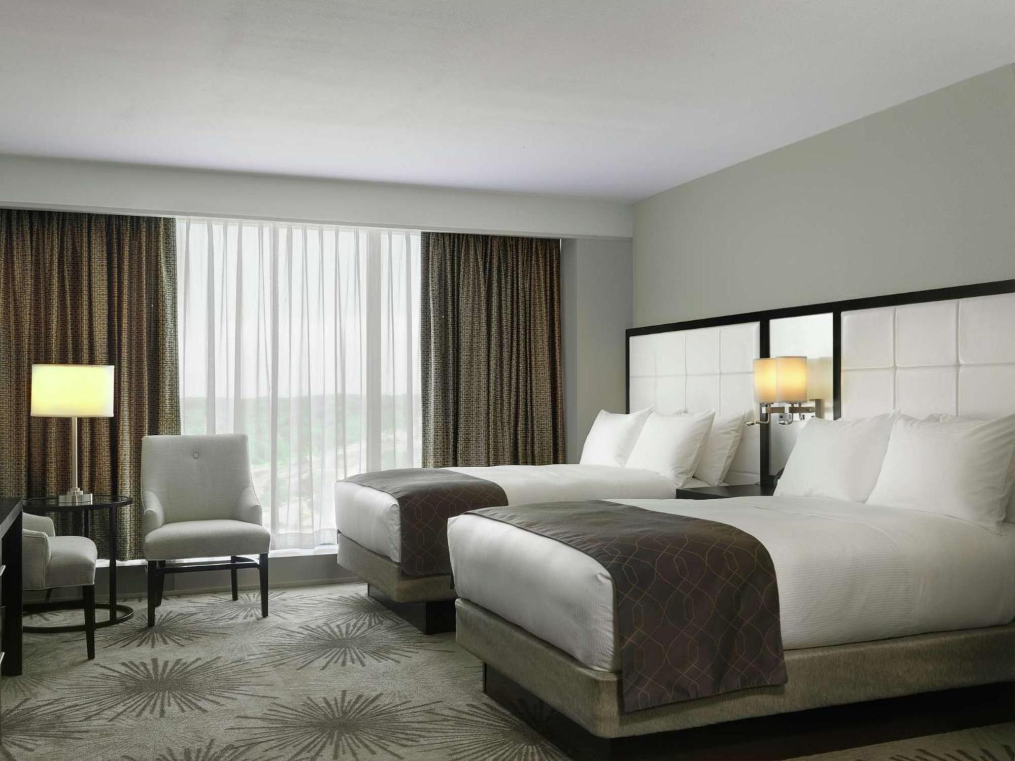 Doubletree By Hilton Hotel Cedar Rapids Convention Complex Екстериор снимка