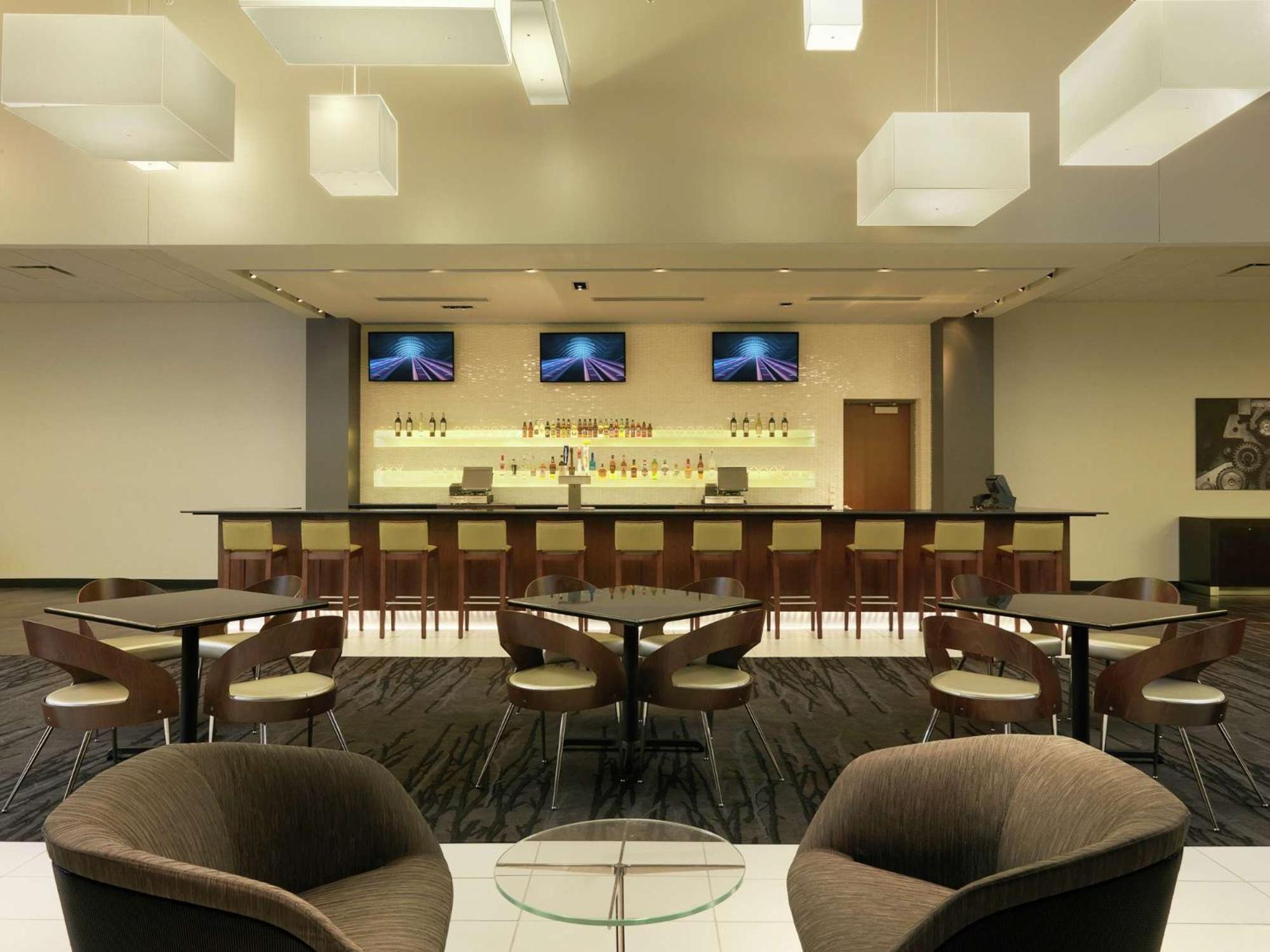 Doubletree By Hilton Hotel Cedar Rapids Convention Complex Екстериор снимка