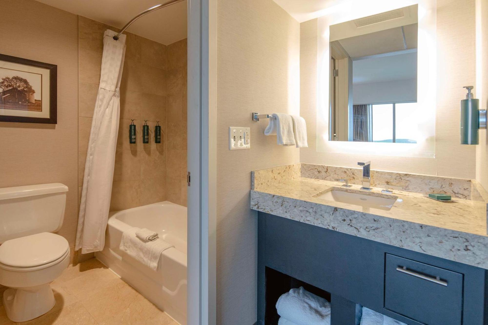 Doubletree By Hilton Hotel Cedar Rapids Convention Complex Екстериор снимка