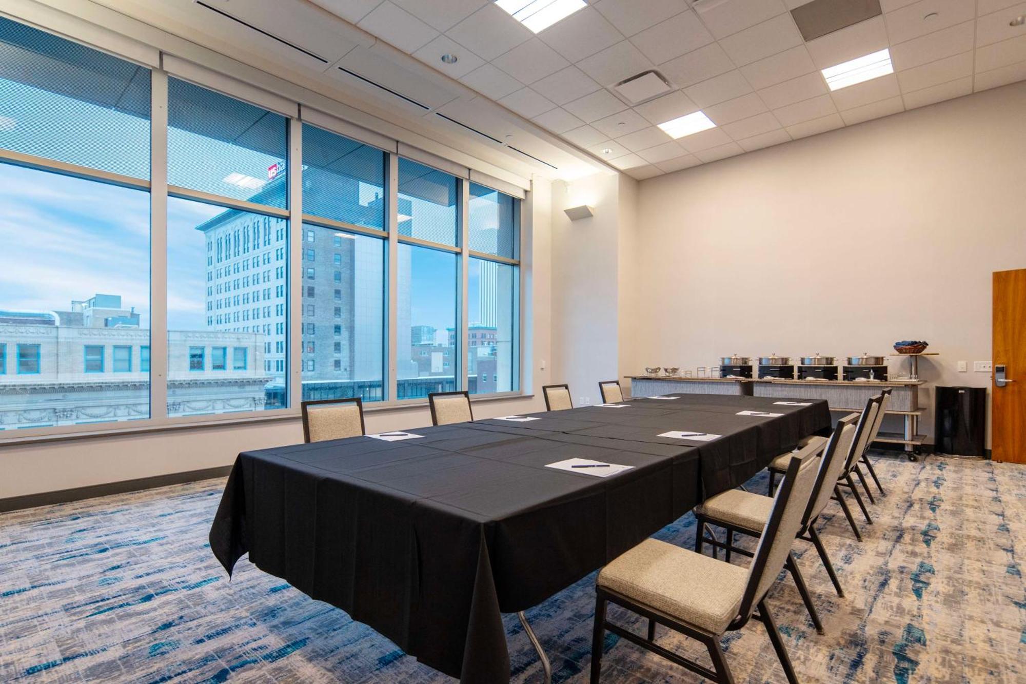 Doubletree By Hilton Hotel Cedar Rapids Convention Complex Екстериор снимка