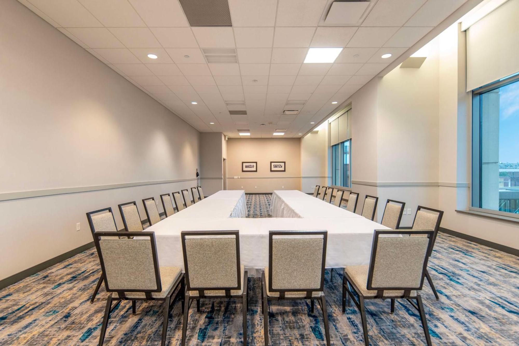 Doubletree By Hilton Hotel Cedar Rapids Convention Complex Екстериор снимка