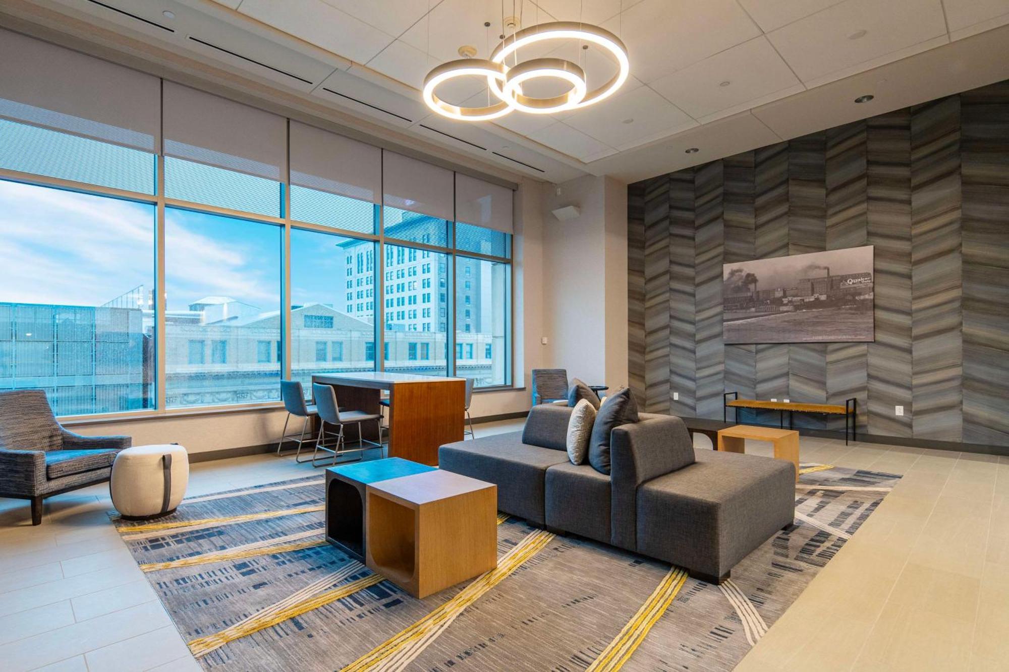 Doubletree By Hilton Hotel Cedar Rapids Convention Complex Екстериор снимка