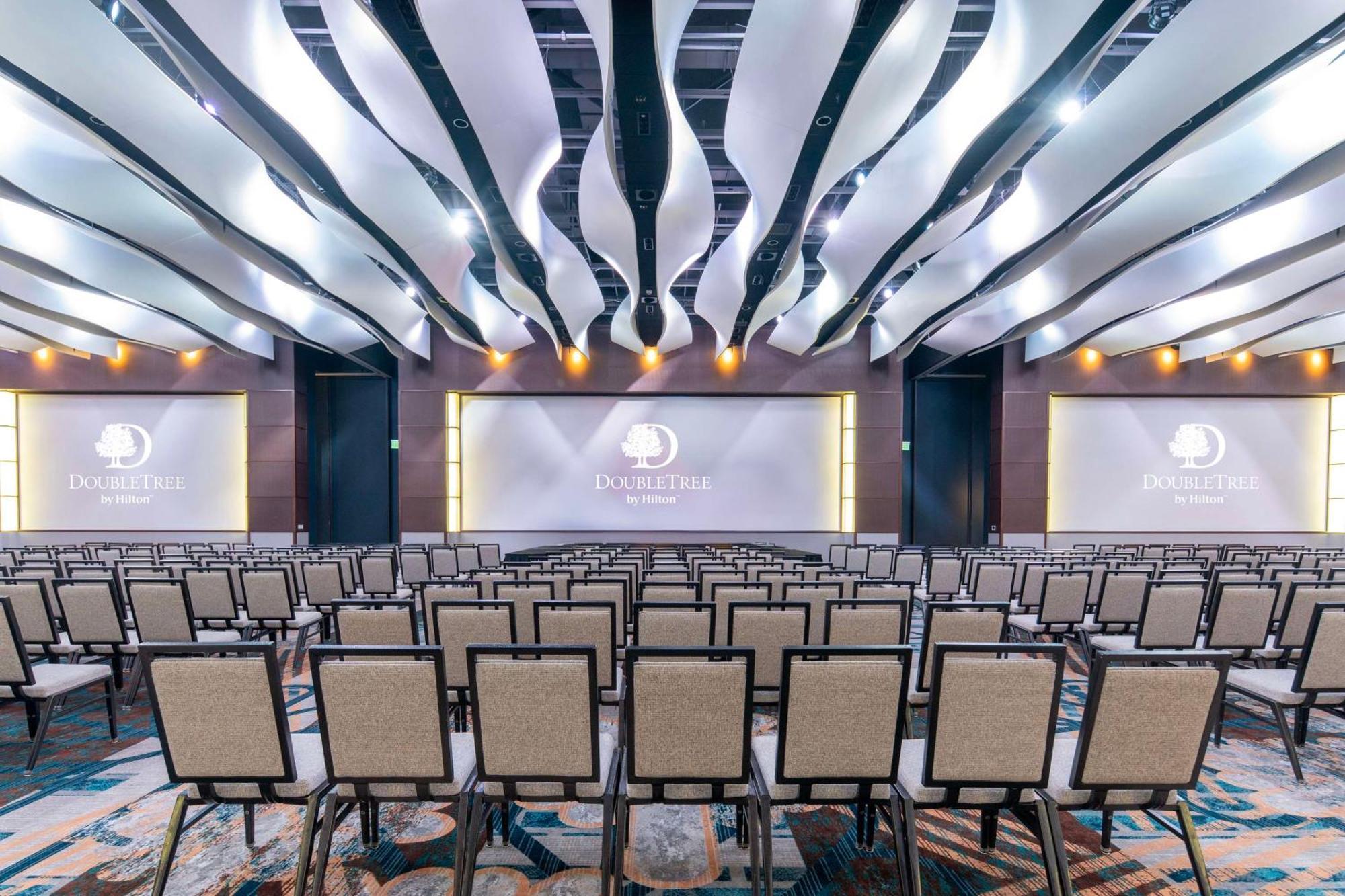Doubletree By Hilton Hotel Cedar Rapids Convention Complex Екстериор снимка