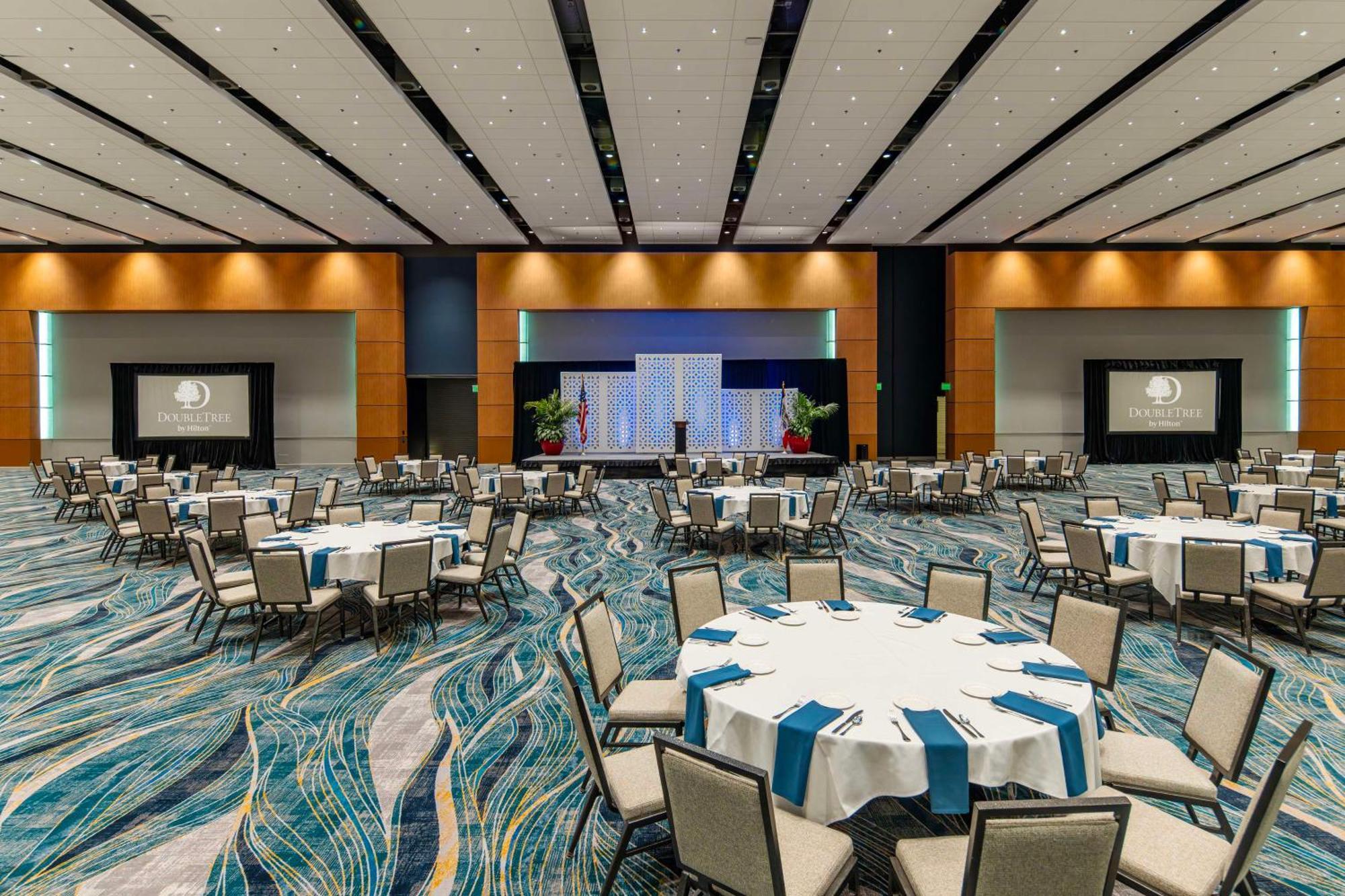 Doubletree By Hilton Hotel Cedar Rapids Convention Complex Екстериор снимка