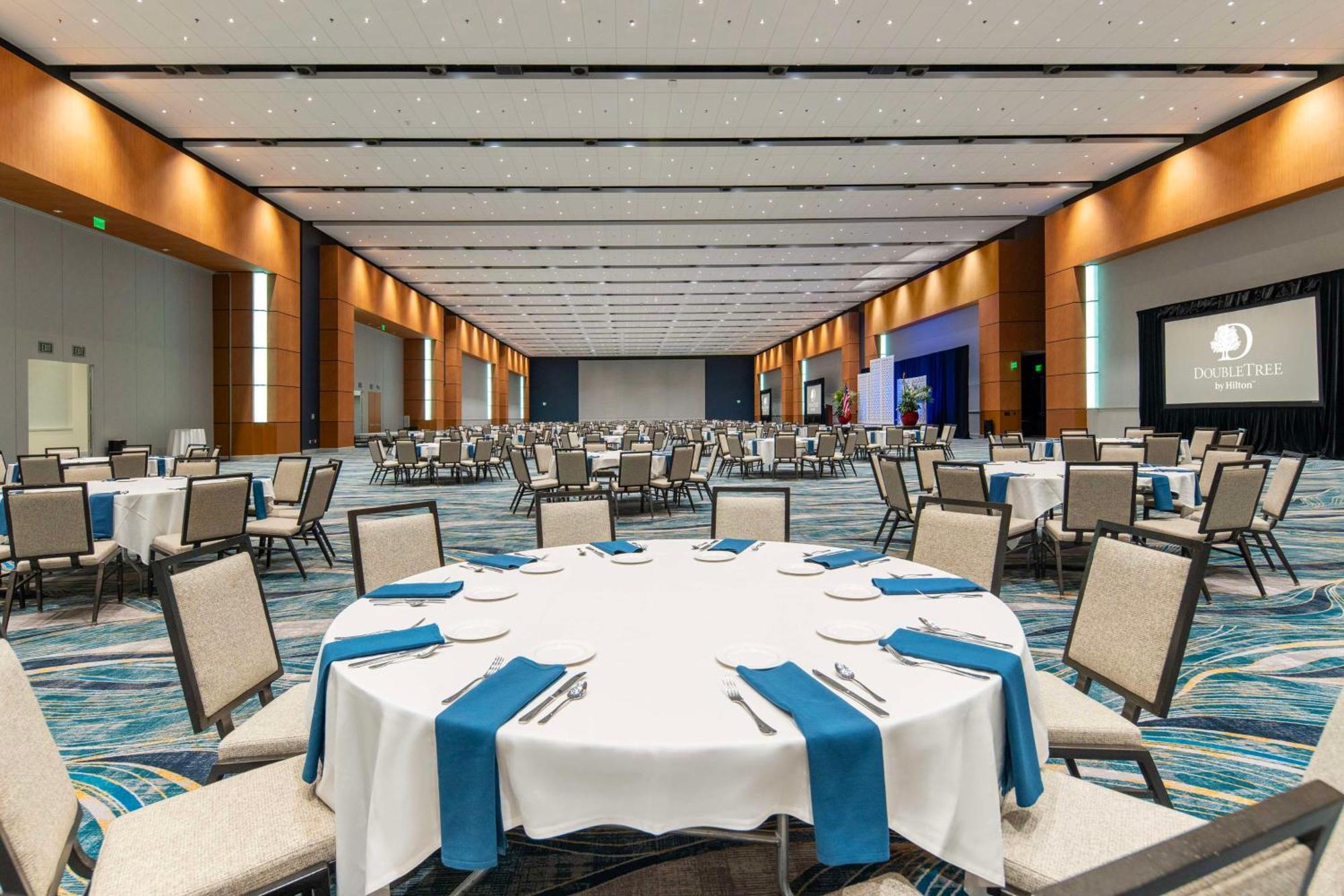 Doubletree By Hilton Hotel Cedar Rapids Convention Complex Екстериор снимка