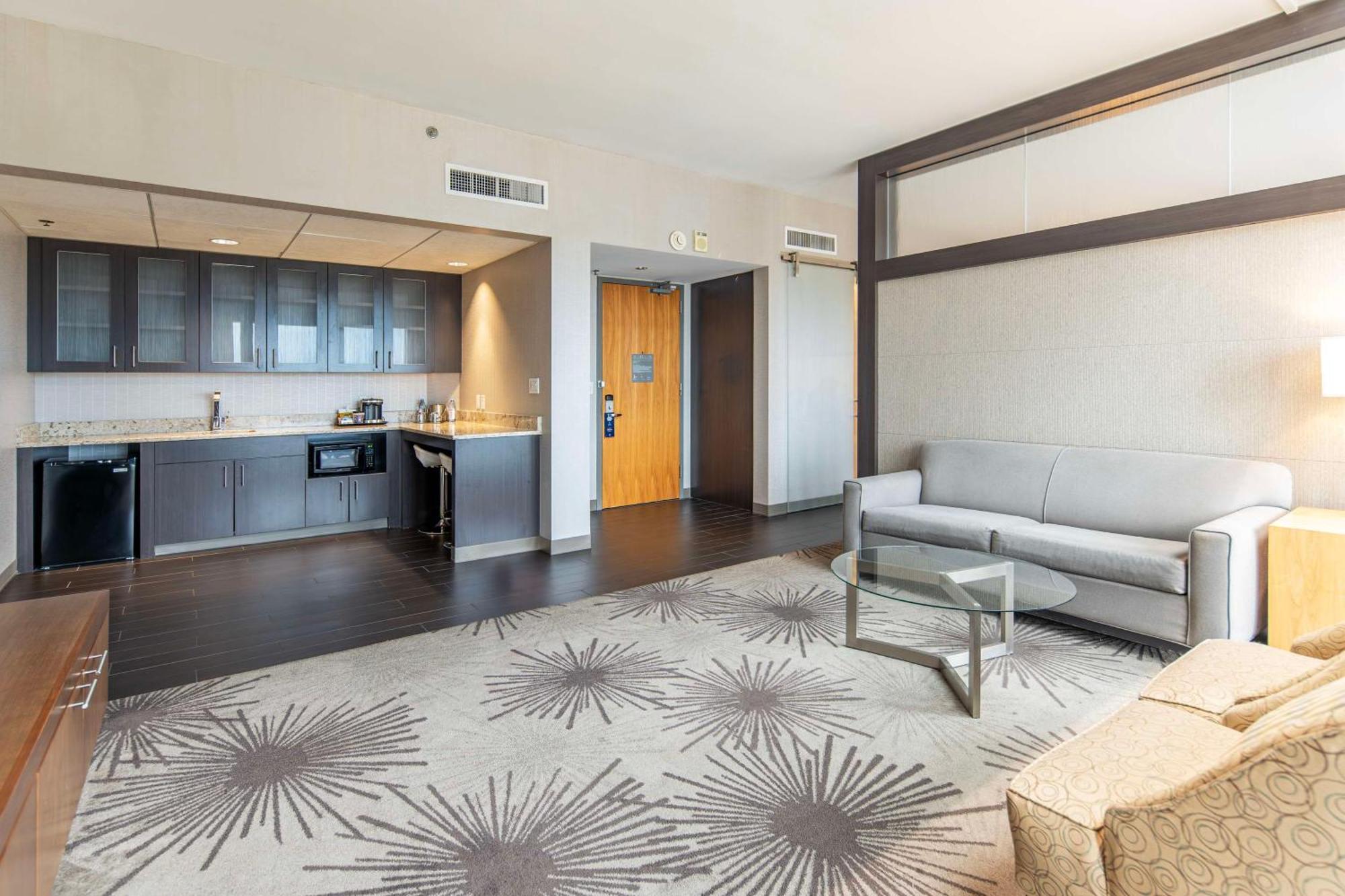 Doubletree By Hilton Hotel Cedar Rapids Convention Complex Екстериор снимка